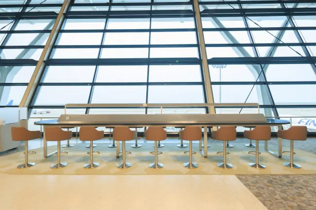 airport charing bar desk