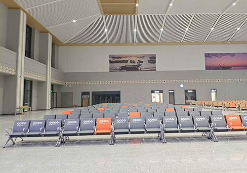 How does a three-seater airport chair affect passengers' first impression?